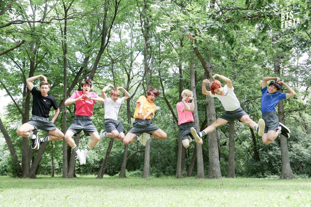 BTS-FESTA-2016-BTS-3rd-Anniversary-Real-Family-Picture-4