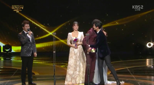 park-bo-gum-song-joong-ki-hug